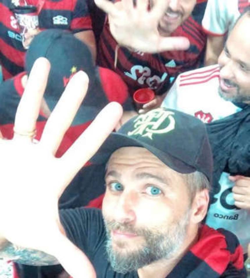 Confira 15 famosos que torcem para o Flamengo