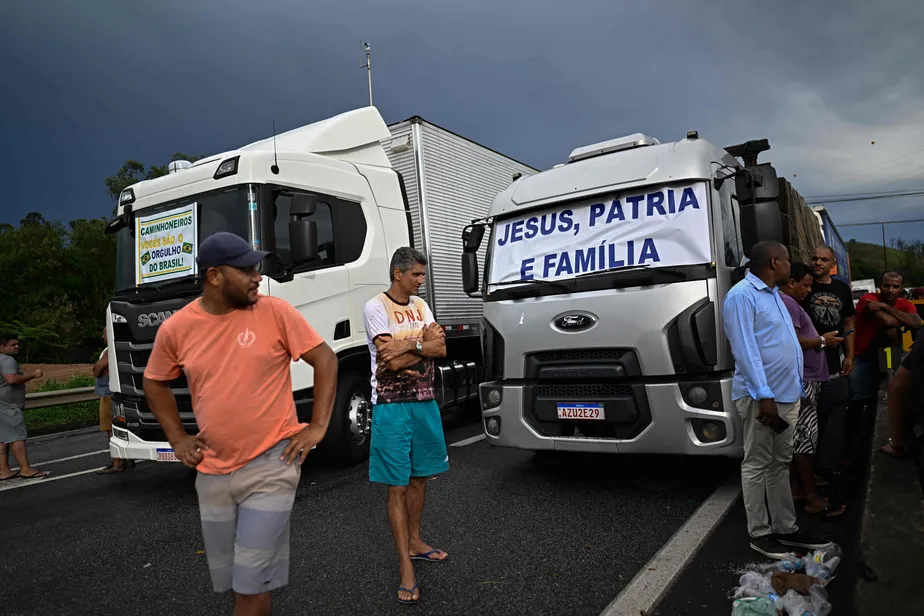 Caminhoneiros bloqueiam rodovias em protesto contra vitória de Lula Foto: Mauro Pimentel/AFP