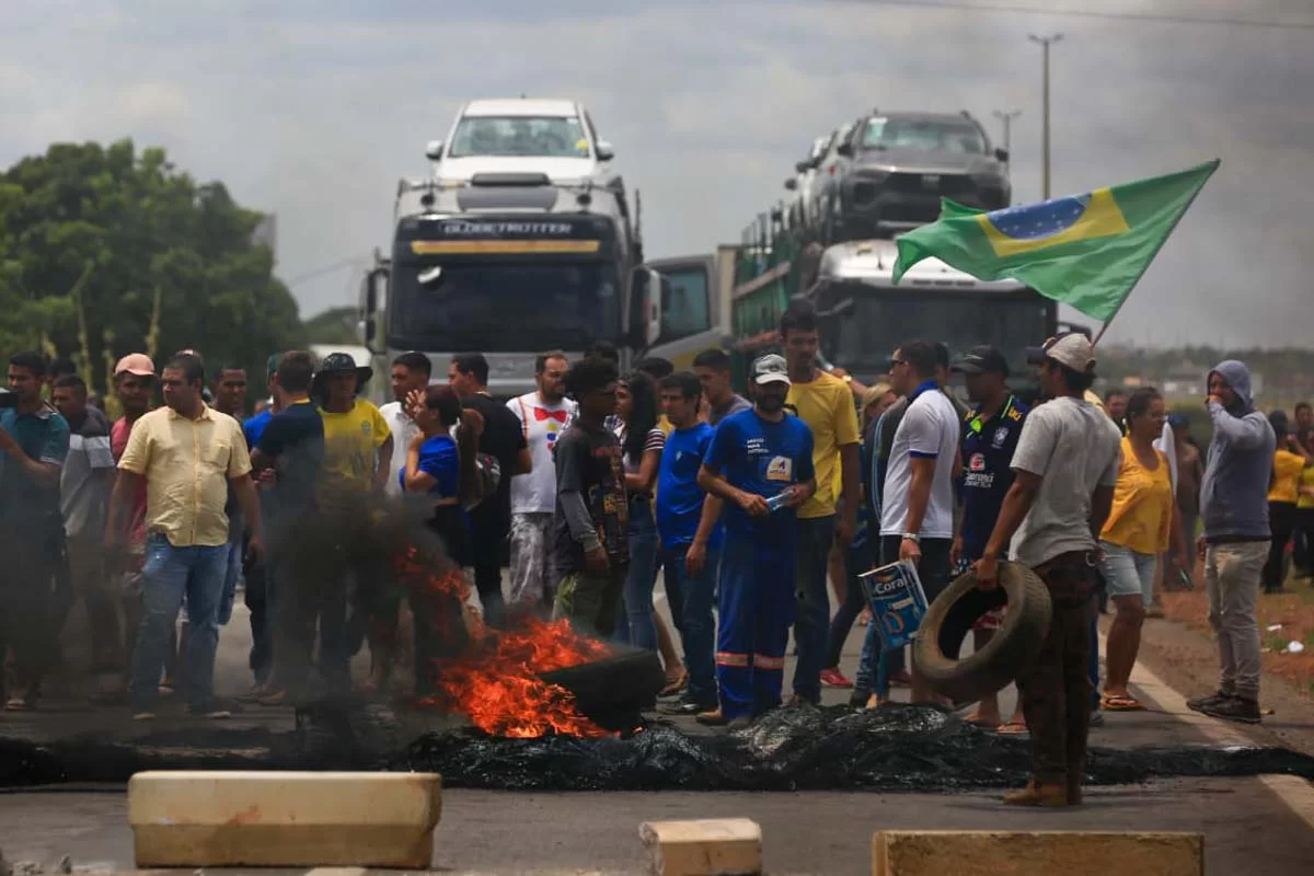 Manifestantes bloqueiam estradas após derrota de Bolsonaro Foto: Rafaela Felicciano/Metrópoles 