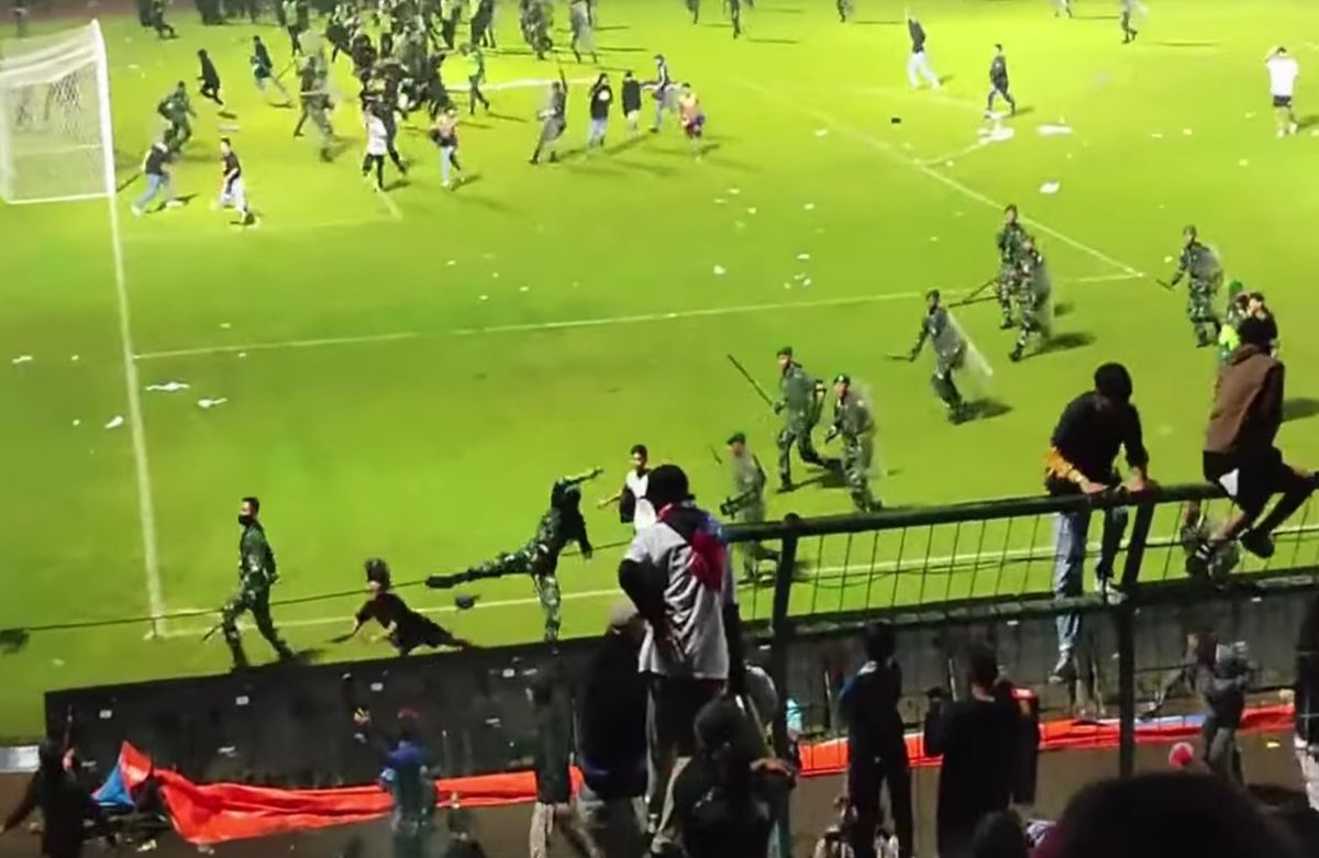 Tragédia em estádio de futebol na Indonésia tem 152 mortos; 32 são crianças - Foto: Reprodução/TwitterTragédia em estádio de futebol na Indonésia tem 152 mortos; 32 são crianças - Foto: Reprodução/Twitter