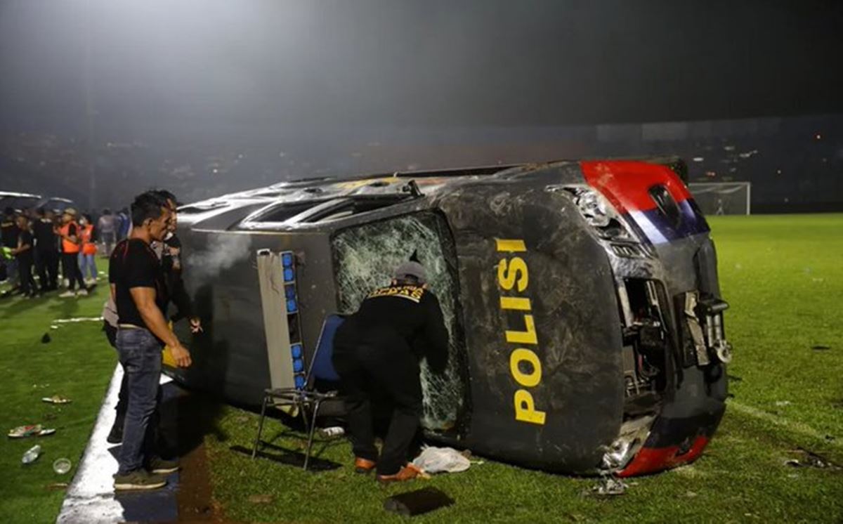 Tragédia em estádio de futebol na Indonésia tem 152 mortos; 32 são crianças - Foto: Reprodução/Twitter