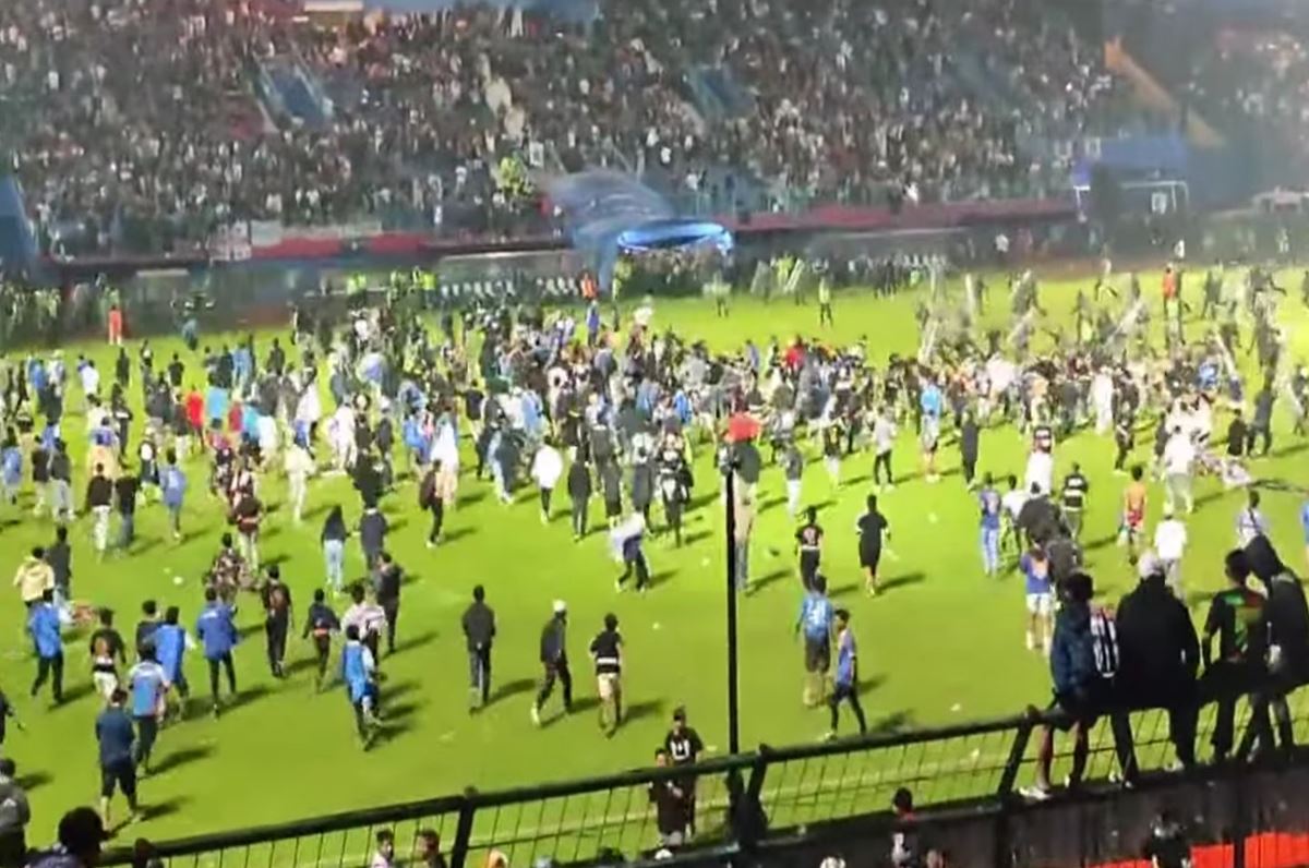 Tragédia em estádio de futebol na Indonésia tem 152 mortos; 32 são crianças - Foto: Reprodução/TwitterTragédia em estádio de futebol na Indonésia tem 152 mortos; 32 são crianças - Foto: Reprodução/Twitter