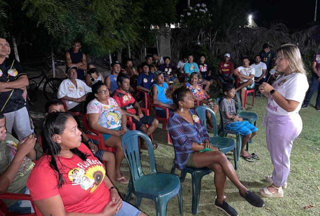 Flaviana Veras conversa com eleitores durante a campanha em Parnaíba