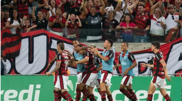 Flamengo com a vitória volta ao G4 do Brasileirão - (Foto: Gil Gomes/AGIF)