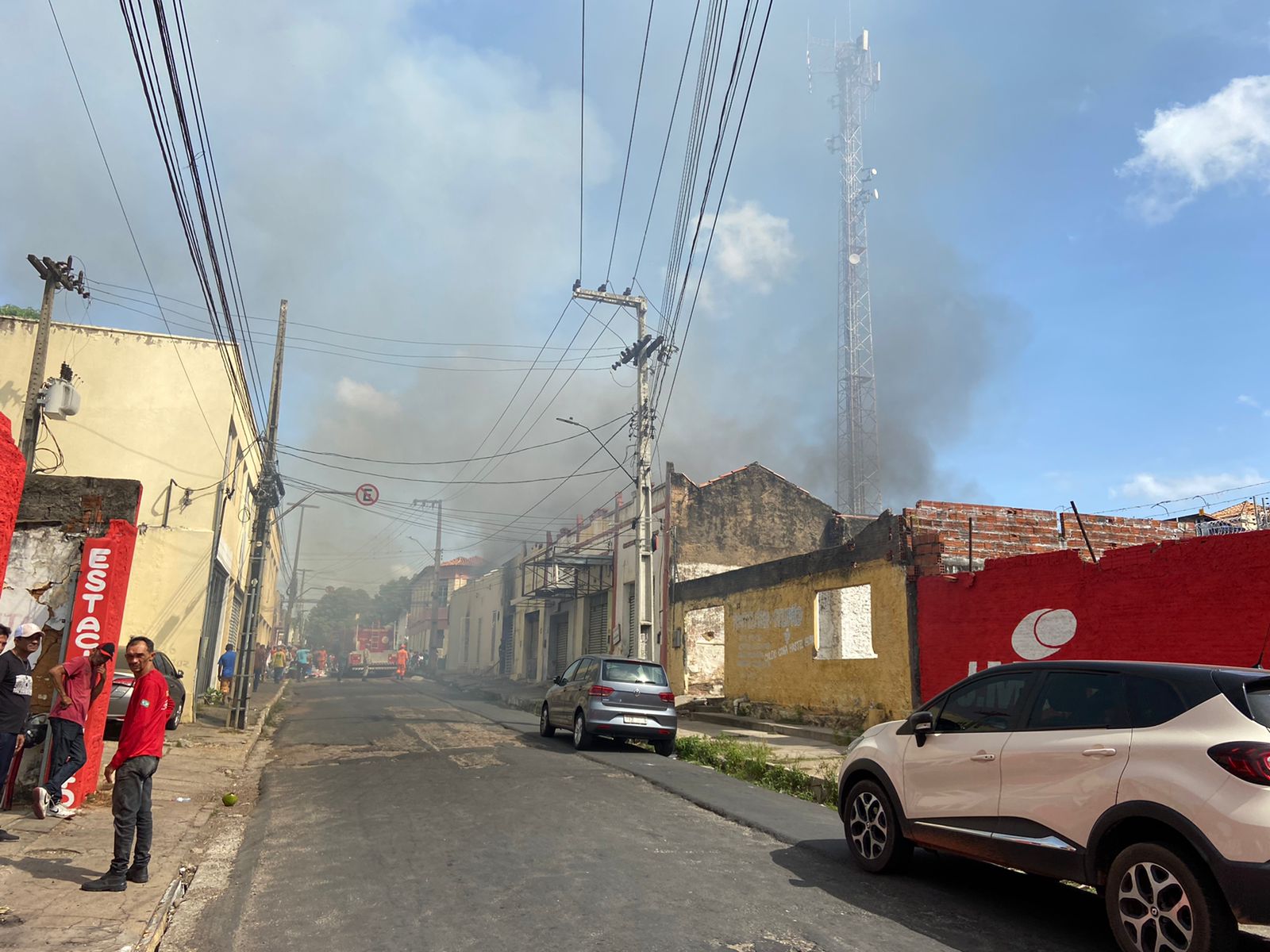 Chamas foram controladas, mas muita fumaça preta ainda ficou na região - Foto: Matheus Oliveira