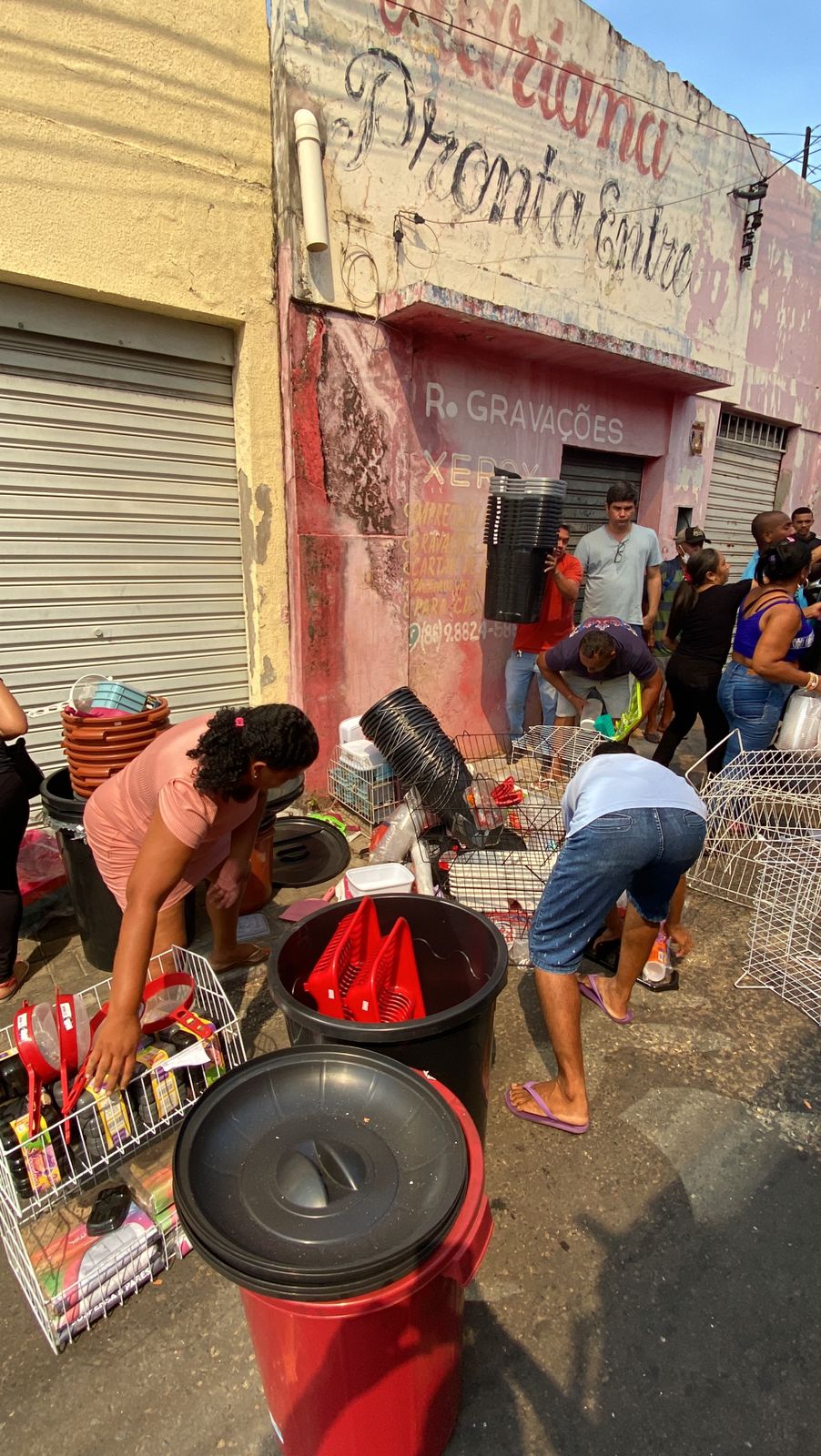 Lojistas evacuam lojas vizinhas para evitar novos incêndios - Foto: Matheus Oliveira
