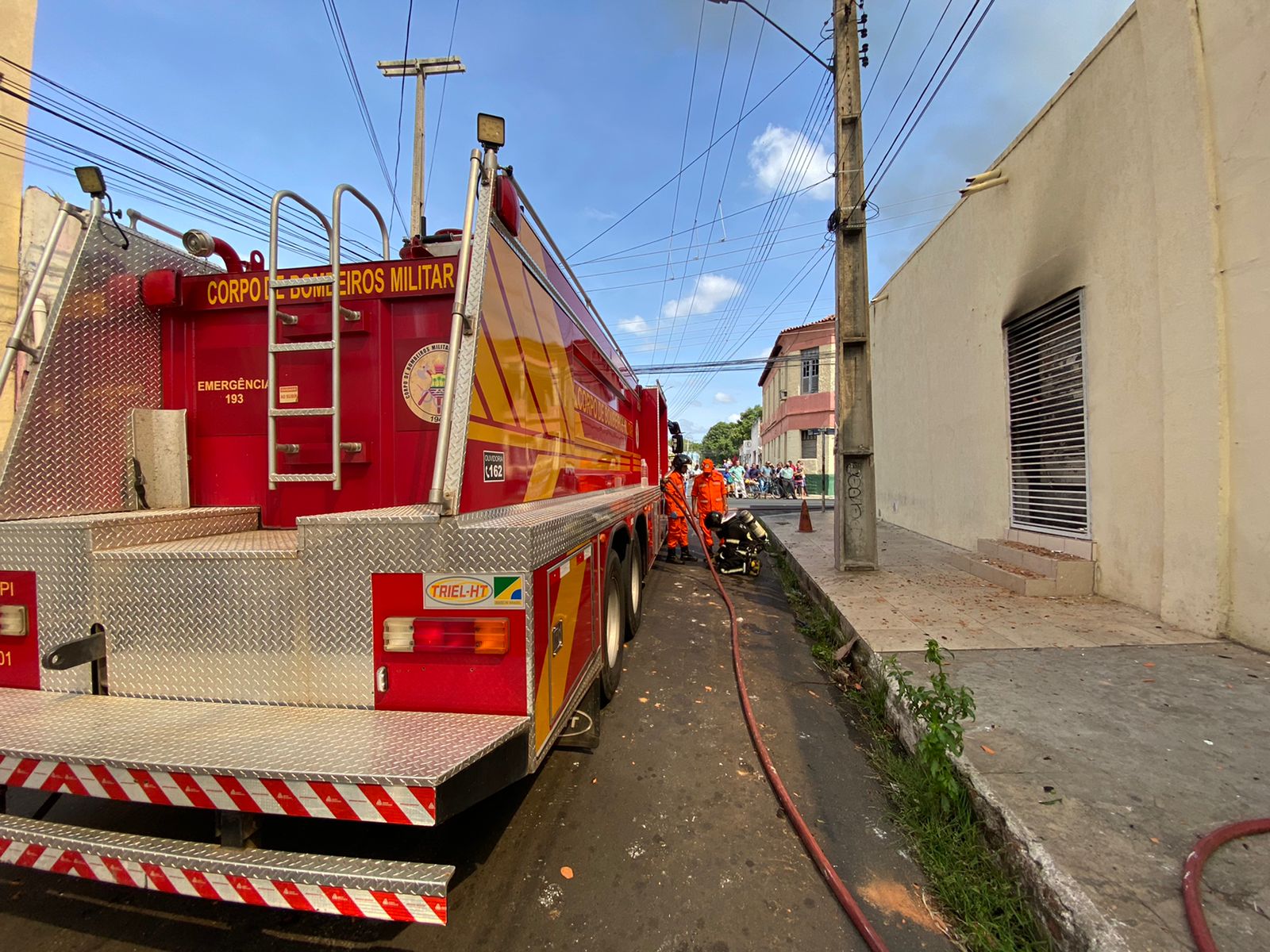 Corpo de Bombeiros do Piauí e Timon trabalharam em conjunto para controlar o incêndio - Foto: Matheus Oliveira 