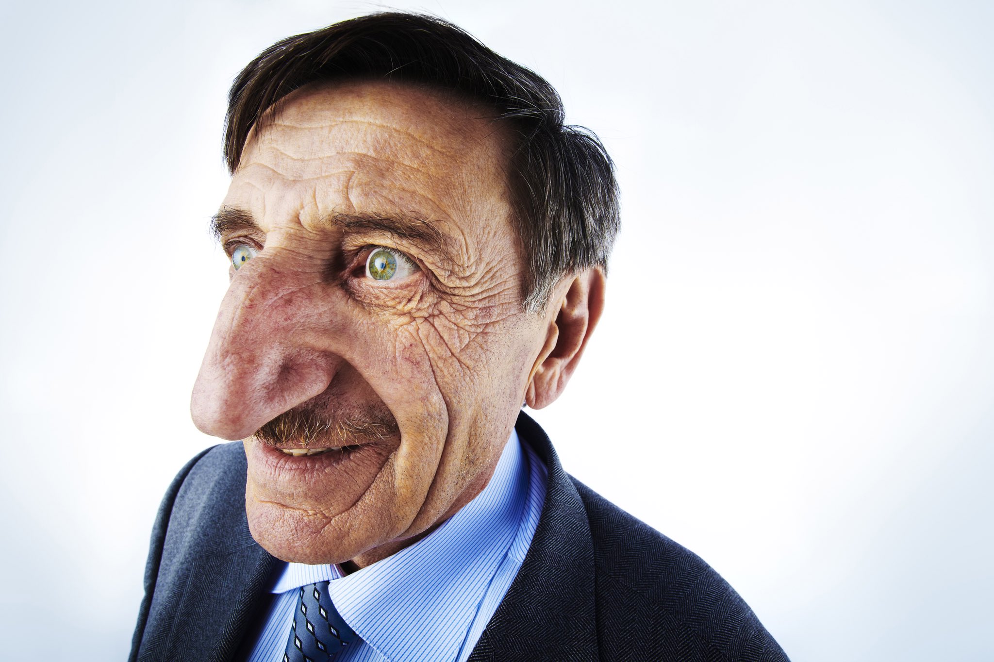 Conheça o homem com maior nariz do mundo, que mede 19 centímetros (Foto: Reprodução)
