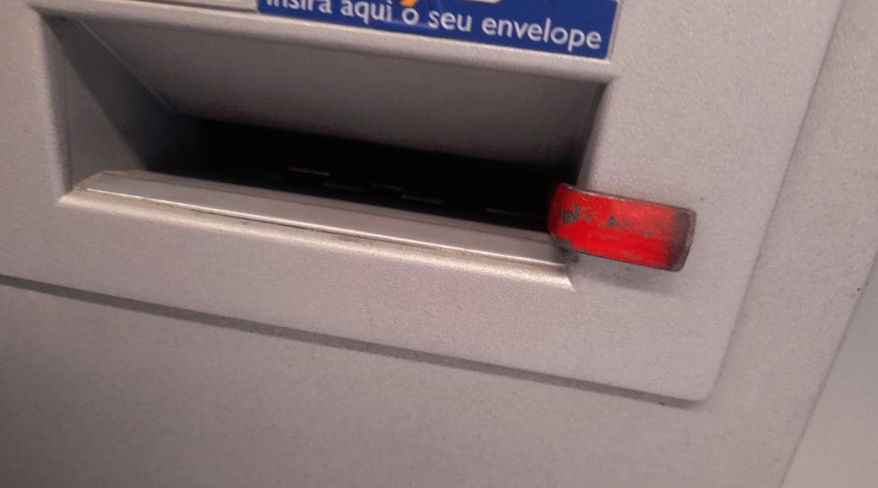 Chupa-cabra foi instalado pelos bandidos nos caixas de autoatendimento - Foto: Reprodução