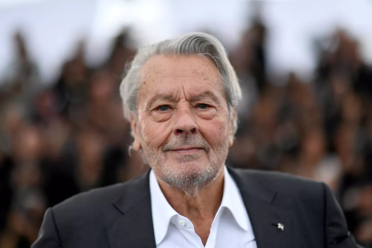 Alain Delon, galã do cinema, chega aos 87, querendo a morte por suicídio - Foto: ReproduçãoAlain Delon, galã do cinema, chega aos 87, querendo a morte por suicídio - Foto: Reprodução
