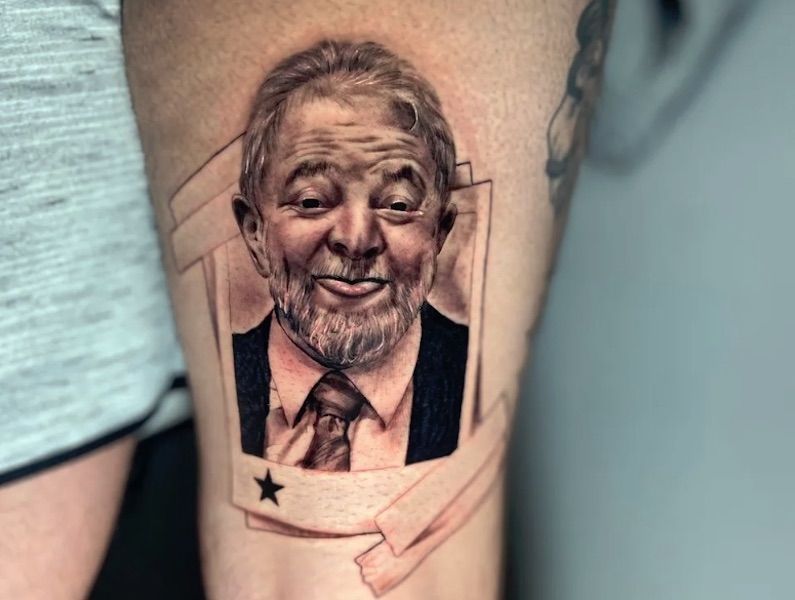 Homem tatua rosto de Lula na perna - Foto: Reprodução