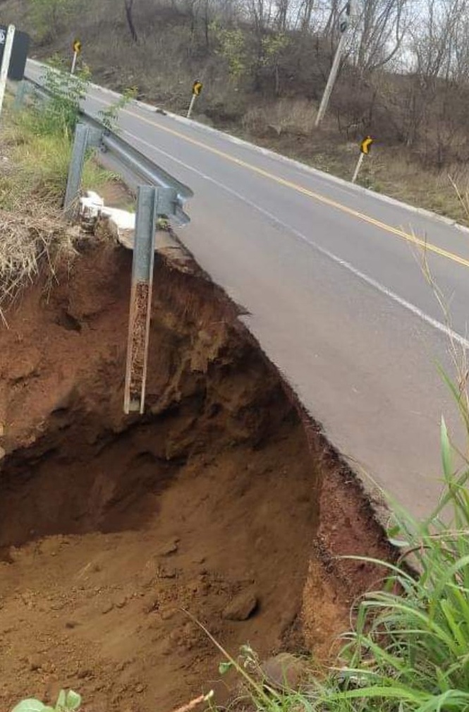 Erosão atinge acostamento da BR-316, na região de Picos | FOTO: 