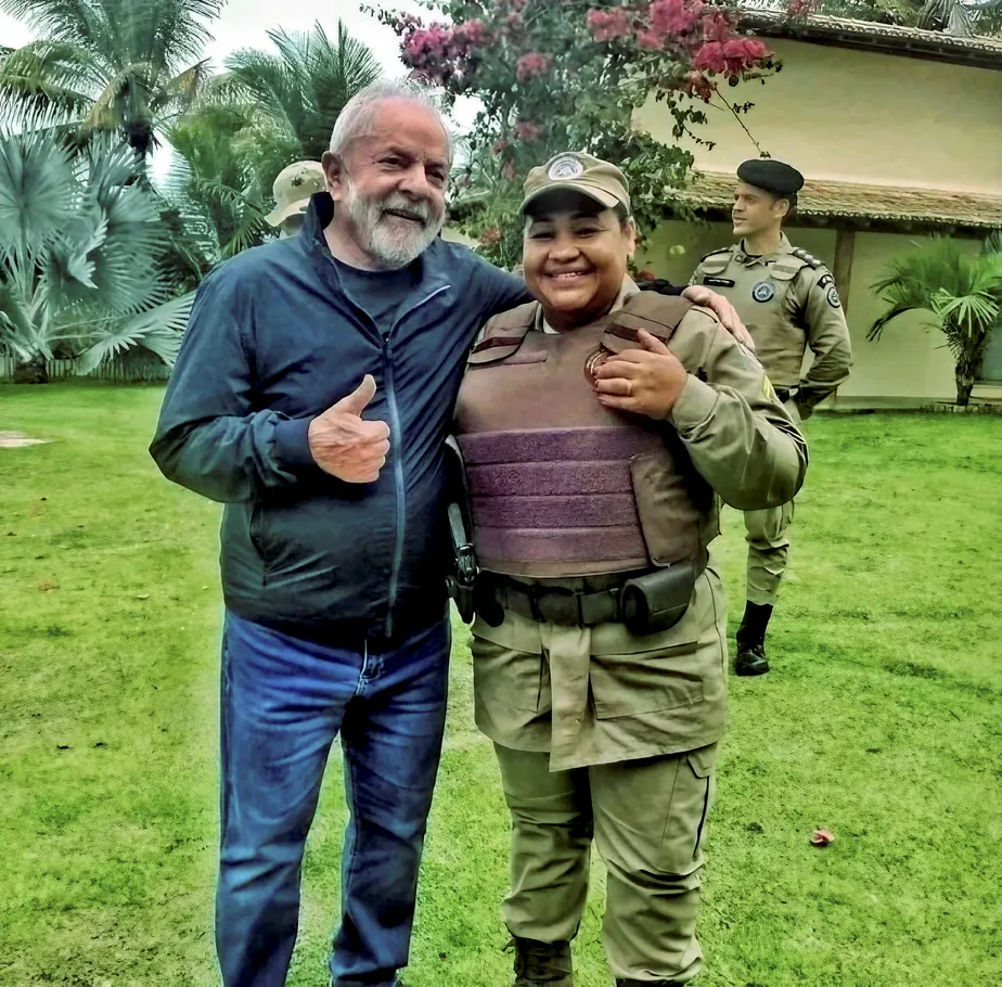 Lula posou para foto ao lado de policial militar em Trancoso, na Bahia - Foto: Reprodução