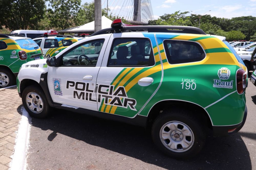 Equipes da Polícia Militar realizam buscas na região para localizar os suspeitos 