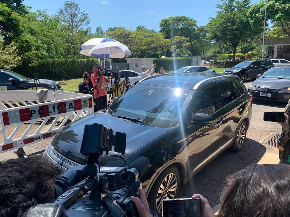 Carro com o presidente eleito Lula chega à residência oficial da Câmara - Foto: Luiz Felipe Barbiéri