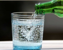Quatro benefícios surpreendentes de beber água com gás 