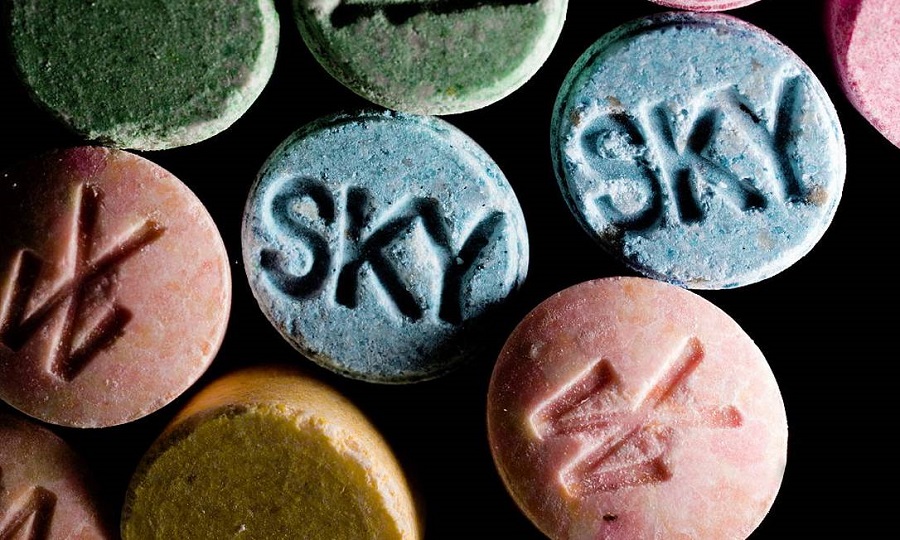 Mas os especialistas alertam que o MDMA, um derivado da anfetamina, pode ter sérios efeitos colaterais. (Foto: Universal History Archive / via Getty)