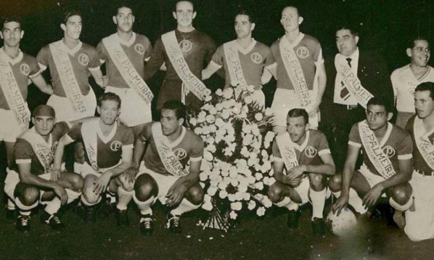 Time do Palmeiras posa com a faixa pela conquista da Copa Rio de 1951 (Foto: Reprodução/Palmeiras)
