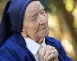 Mulher mais velha da Europa, irmã Andrée resistiu à covid e faz 118 anos