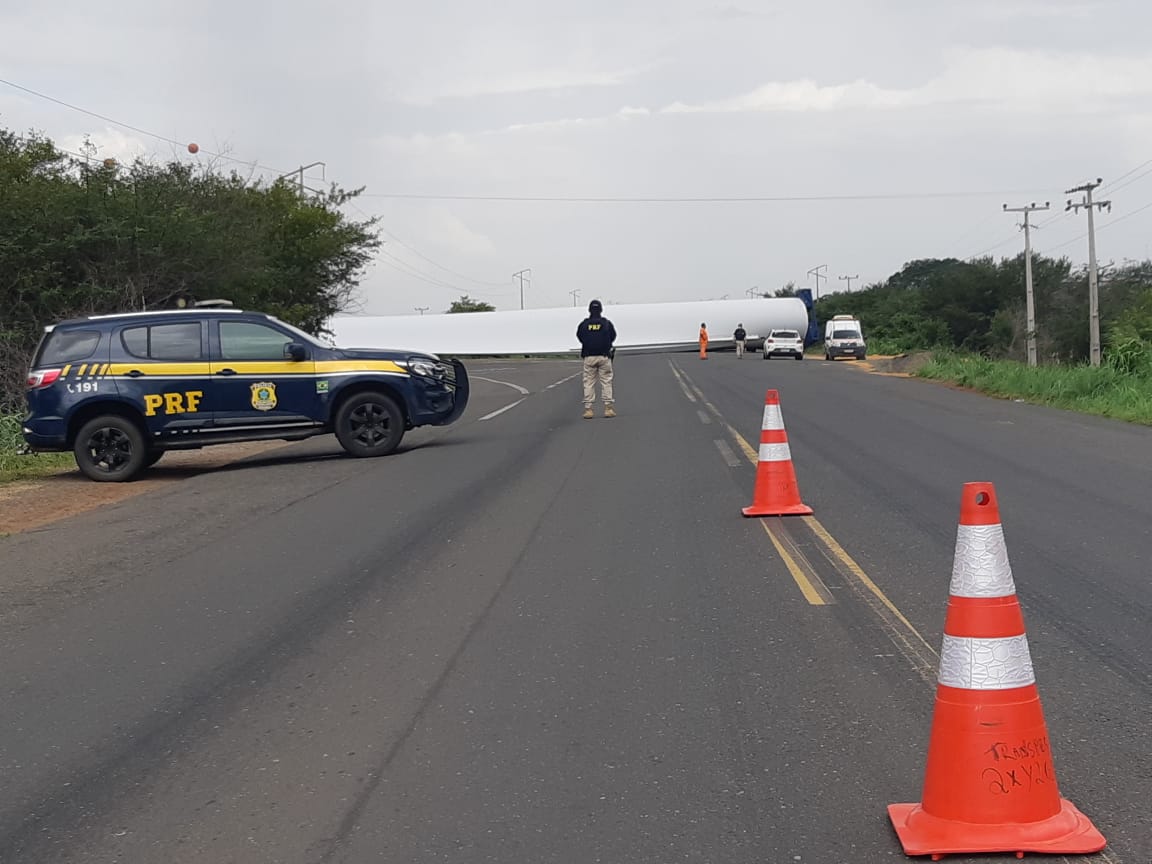 Carreta com p elica tomba e interdita rodovias no Piau (Foto: PRF-PI)