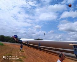 Carreta com pá eólica tomba e interdita rodovias no Piauí; vídeo!