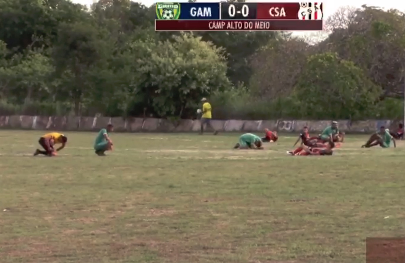Atletas e árbitro deitaram no campo no momento do ataque - Foto: Reprodução
