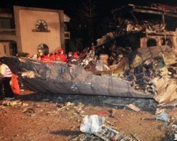 Airbus cai sobre rodovia em bairro residencial, matando 203 na China