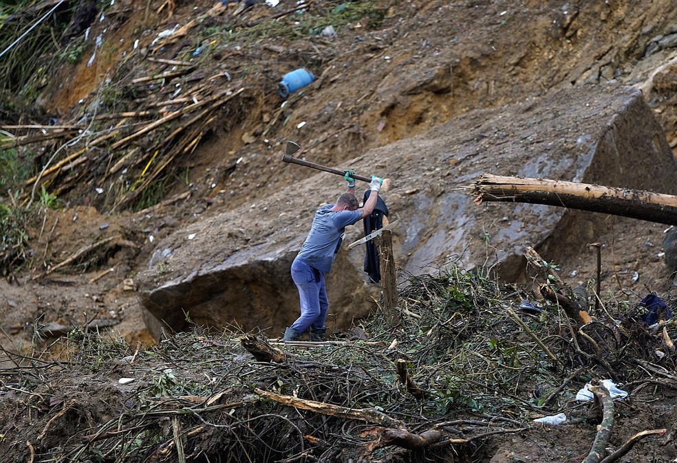 Mecânico voluntário faz buscas por desaparecidos (Foto: Marcos Serra Lima)
