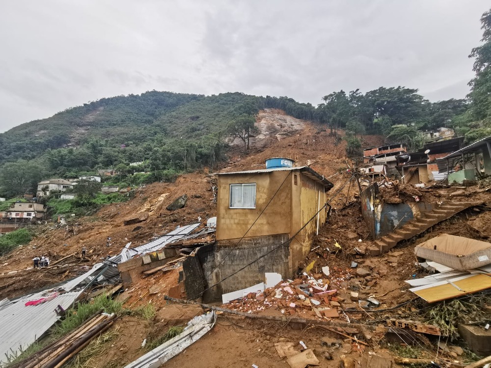 Casa no alto do Morro da Oficina, em Petrópolis, que não foi arrastada pelo temporal — Foto: Marcos Serra Lima / g1 