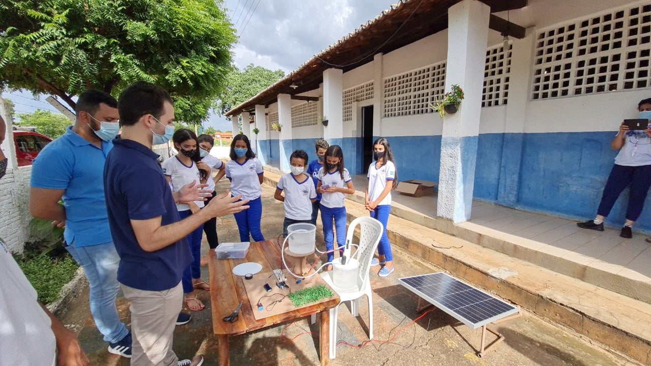 Alunos de escola do interior do Piauí observam como funciona a energia solar (Foto: Projeto Escolas Solares)