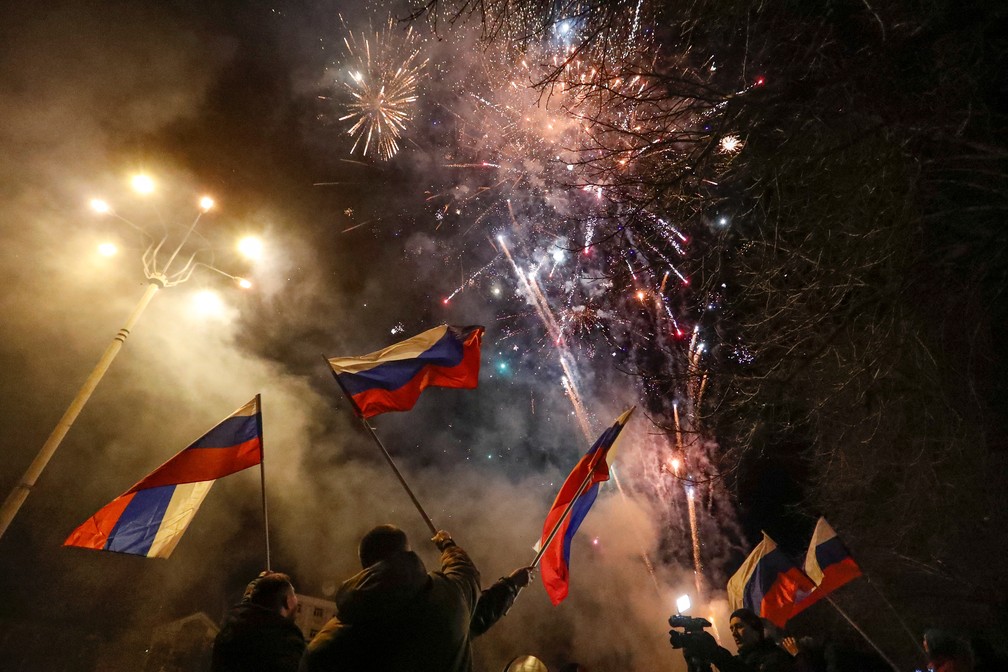 Rebeldes pró-Rússia comemoramapós Vladimir Putin reconhecer a independência das regiões separatistas. — Foto: REUTERS/Alexander Ermochenko 