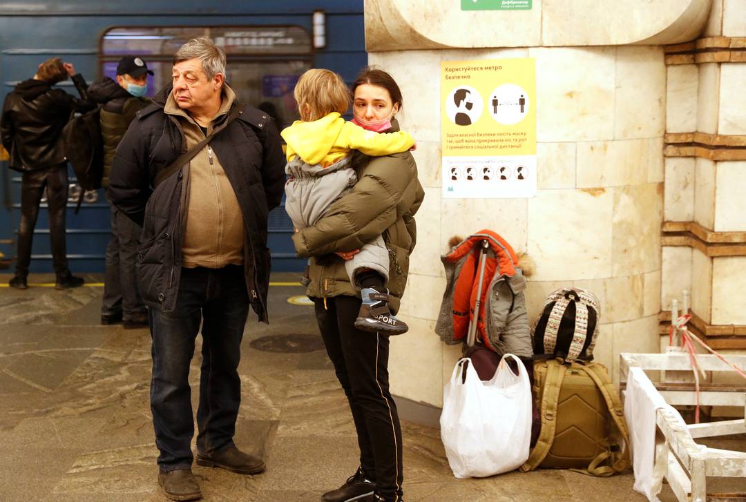 Moradores de Kiev se abrigam em estao de metr aps o incio da invaso  Ucrnia pelas foras russas (Foto: Reuters/Valentyn Ogirenko)