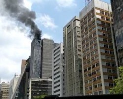 Incêndio atinge prédio na Avenida Paulista e cria nuvem de fumaça; Imagens