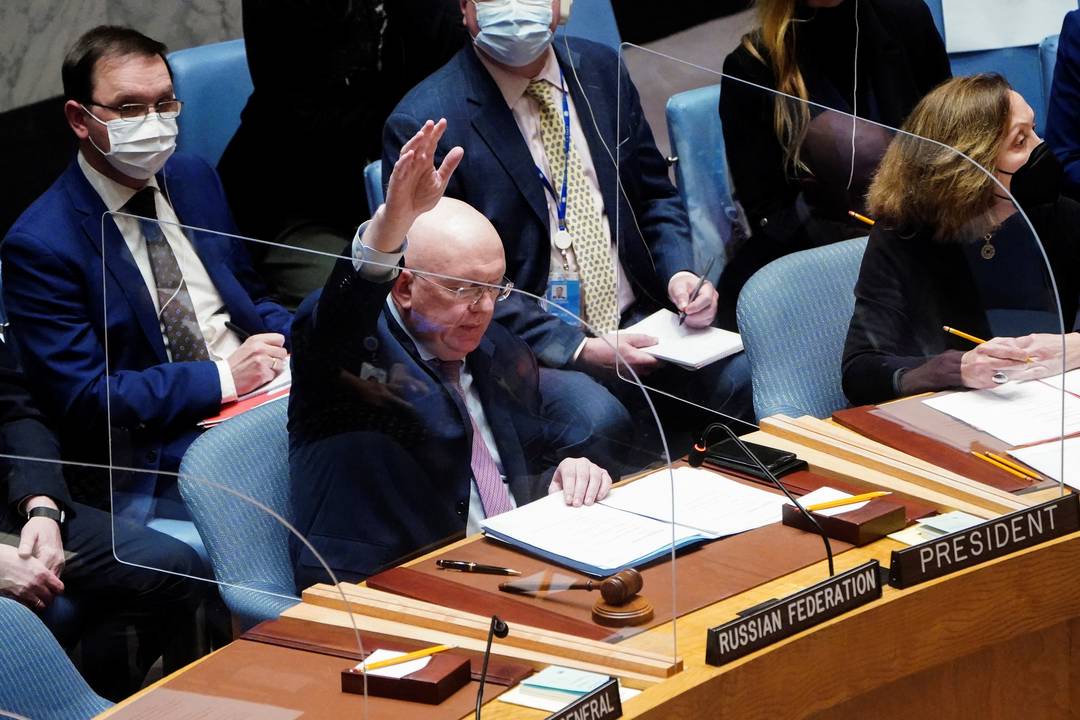 Embaixador russo na ONU, Vassily Nebenzia, no momento em que vetou resolução do Conselho de Segurança (Foto: Carlo Allegri/Reuters) 