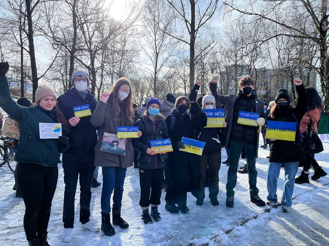 Greta em protesto pró-Ucrânia (Foto: Reprodução/Twitter/GretaThunberg) 