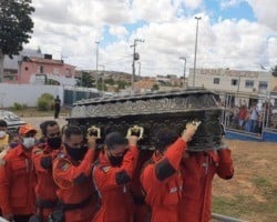 Corpo de Paulinha Abelha é sepultado sob forte comoção em Sergipe; fotos