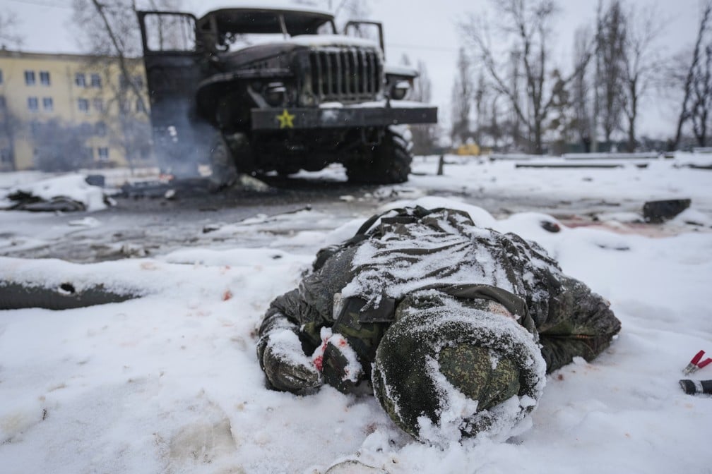 O corpo de um soldado é visto coberto de neve, na Ucrânia, nesta sexta-feira (25) — Foto: Vadim Ghirda/AP
