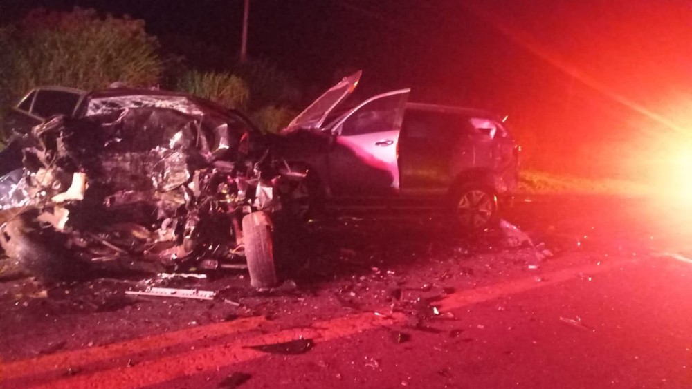 Quatro jovens morrem e dois ficam em acidente entre carros em Itapeva — Foto: Alerta Itapeva/ Reprodução 