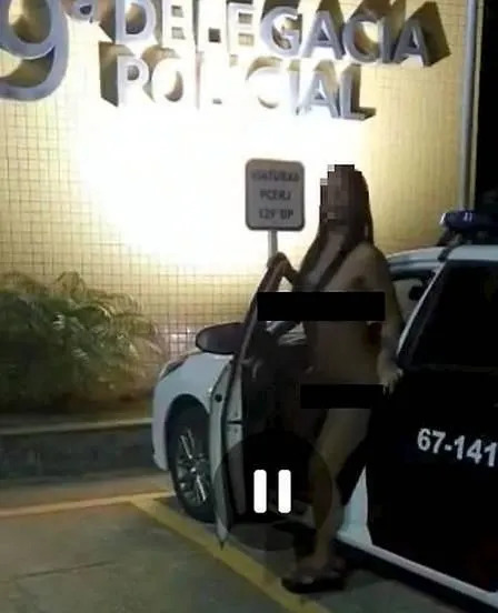 Esposa de inspetor pousa pelada em viatura (Foto: Reprodução)