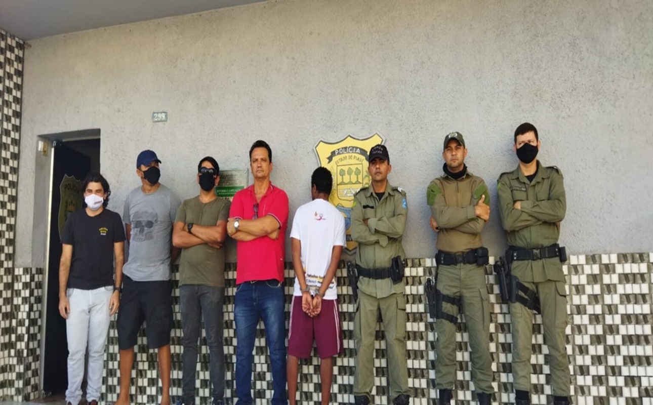 Polícia realizou um cerco na residência e executou a prisão do foragido - Foto: Polícia Militar