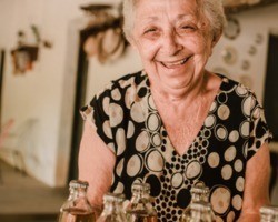 Dona Tatá: a disposição de uma produtora de cajuína de 81 anos