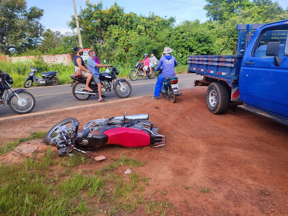 Motociclista colide em carro e morre ao bater cabeça em pedra na PI-216 - Foto: Reprodução/Portal P2