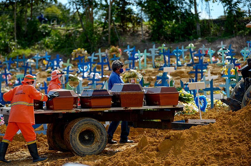 Brasil registra 1.295 mortes por Covid-19 em 24 horas Foto: Alex Pazuello