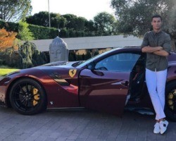 Presente da mulher: Cristiano Ronaldo vai a treino com carro de R$ 1 milhão