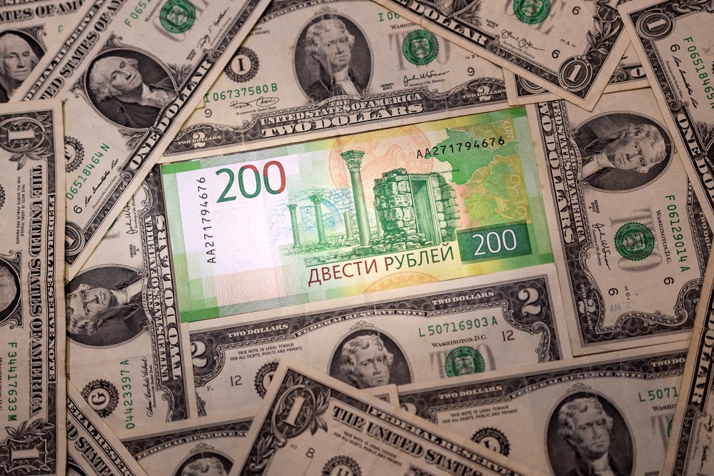Cédula de rublo russo em meio a notas de dólares — Foto: Dado Ruvic/Reuters