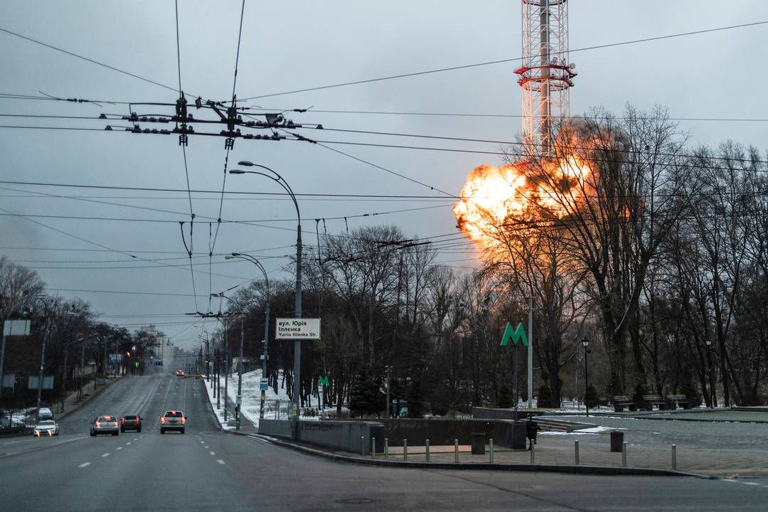 Forças russas atacam torre de TV em Kiev, diz governo ucraniano (Foto: Carlos Barria/Reuters) 