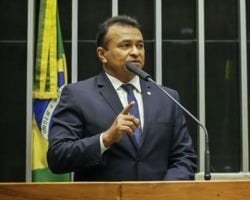 Fábio Abreu assina repúdio à guerra e critica aumento da gasolina