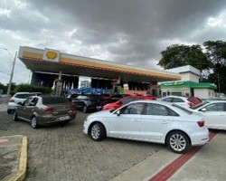 Teresinense faz fila para abastecer o tanque com gasolina a R$6,89