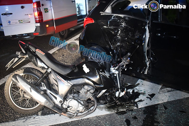 Moto partiu ao meio com impacto da colisão - Foto: Reprodução/Click Parnaíba