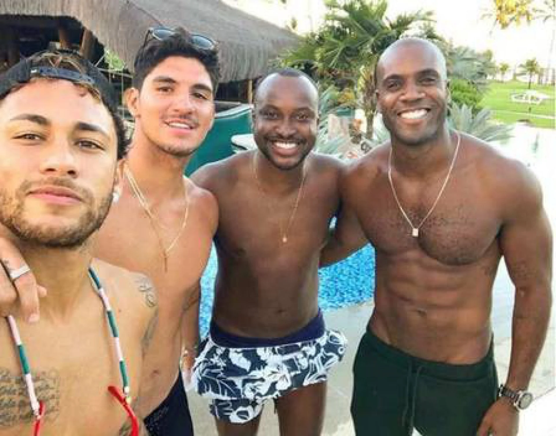 Amigos de longa data do surfista como Neymar, Rafael Zulu voltaram a comentar nas publicações de Gabriel, após a separação do amigo
